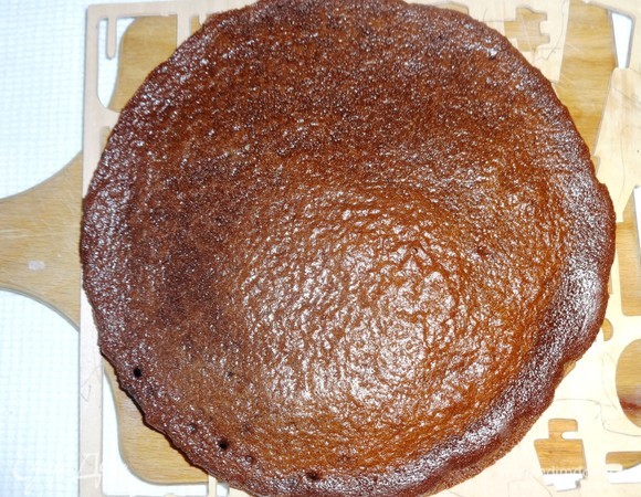 Испеченный темный корж достать из формы, отделить от фольги и положить остывать на решетку.