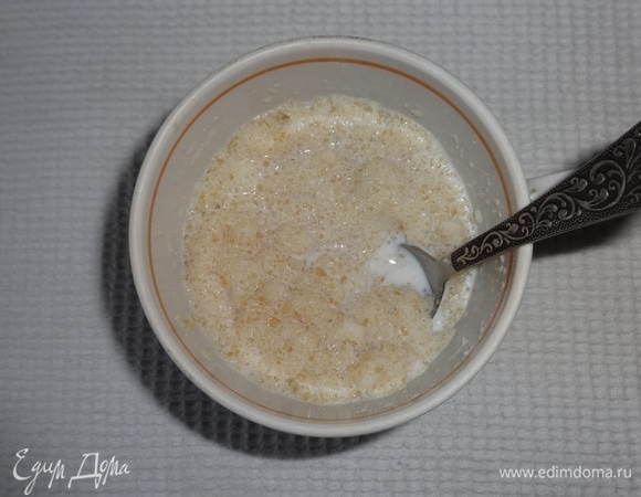 Желатин замочить в молоке на полчаса. В оригинальном рецепте было указано 0,5 ст. молока, но этого мне показалось очень мало, так как молоко сразу же впиталось в желатин. Я брала целый стакан молока (250 мл).