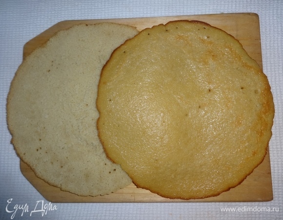 Светлый и темный коржи разрезать вдоль на 2 части.