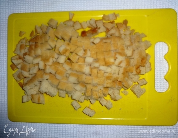 Половину светлого коржа нарезать мелкими кубиками.