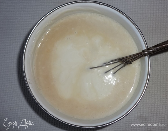 Желатин поставить на водяную баню, довести до кипения, но не кипятить! Раствор желатина процедить через мелкое сито в сметанный крем и перемешать.