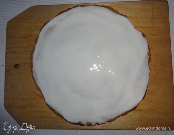 Вторую половину светлого коржа смазать сметанным кремом и положить в холодильник на 5–10 минут.