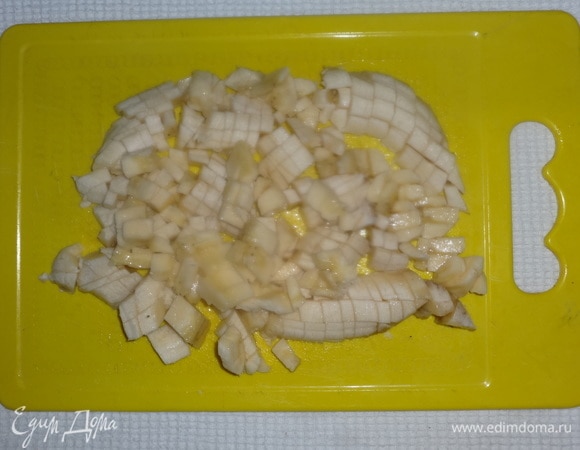 Бананы почистить и нарезать мелкими кубиками.