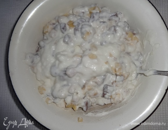 Добавить бананы в крем, перемешать.