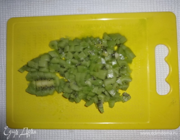 Киви очистить от кожуры, нарезать мелкими кубиками.