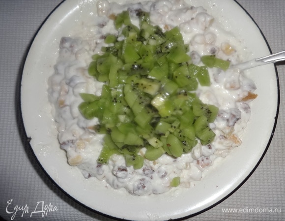 Добавить нарезанные киви в крем, перемешать.