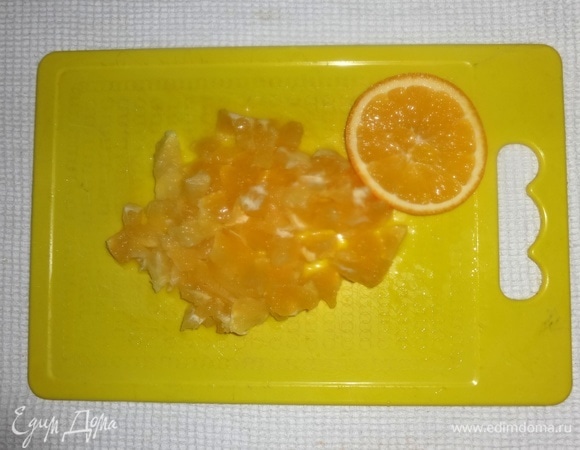 Апельсин вымыть, обсушить. Из середины апельсина вырезать кружок вместе с цедрой. Остальной апельсин почистить и нарезать мелкими кубиками.