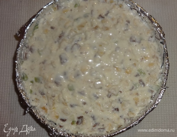 В разъемную форму (у меня диаметром 24 см) с темным коржом выложить весь сметанный крем, разровнять. Когда уже крем с фруктами был готов, я только тогда вспомнила, что где-то читала о том, что киви с желатином «не дружат», то есть в присутствии киви желатин плохо застывает. К счастью, крем застыл достаточно хорошо и быстро. Видимо, повлияло количество и качество желатина.