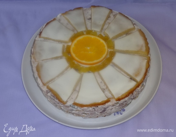 Аккуратно выложить торт из разъемной формы, снимая одновременно фольгу. Вообще-то фольгу можно было не класть в форму, все и так хорошо застыло, ничего не потекло, но я перестраховалась на всякий случай.