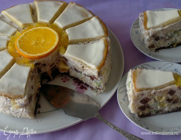 Разрезать торт на порции и подать вместе с любимым напитком.