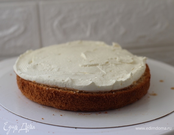 Йогуртовый крем-мусс: в дежу поместить йогурт (желательно густой), сахарную пудру и взбить. Отдельно взбить сливки до мягких пиков. Желатин замочить в холодной воде. Желатин растопить в микроволновке, положить в него несколько ложек йогурта из крема (для нивелирования разности температур), соединить желатин со взбитым йогуртом. Добавить сливки и аккуратно размешать массу. Выложить крем в кондитерский мешок. Конфи вынуть из форм (до момента непосредственной сборки держать в холодильнике).