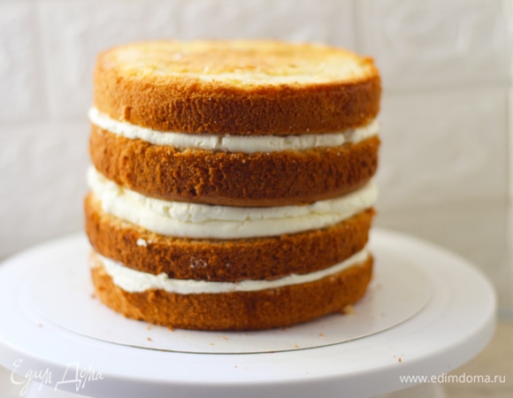 Все накрыть последним коржом. Обратите внимание — для верхнего слоя надо использовать самый ровный корж, поэтому чаще всего на этот слой оставляют корж со дна.