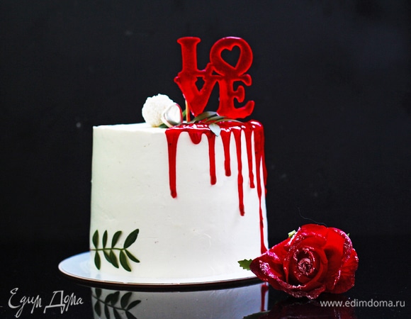 Далее поставить торт в холодильник на 4 и более часов, обязательно накрыть крышкой, коробкой или чем-то высоким, чтобы на воздухе крем не потрескался. Декорировать по своему вкусу и в соответствии с тематикой.