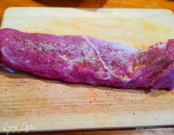 Натираем свиную вырезку оливковым маслом, солью, смесью перцев.