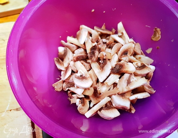 Вторую половину грибов нарезаем на небольшие кусочки.