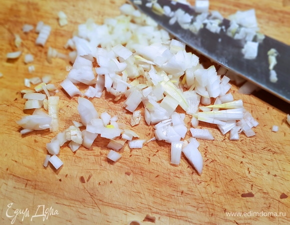 Мелко нарезаем лук.
