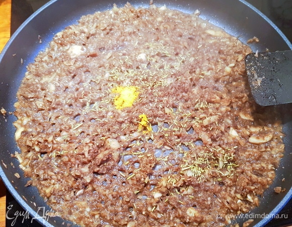 На раскаленную сковородку добавляем немного сливочного масла и обжариваем половину измельченных грибов с луком, куркумой и сушеным розмарином. Обжариваем буквально минуты 3 и убираем грибную начинку в сторону.