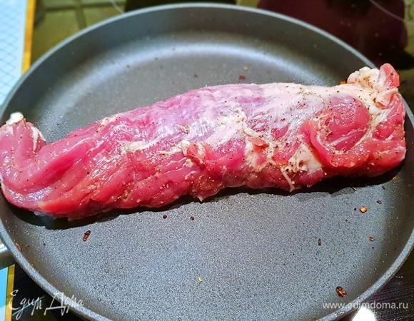 Далее обжариваем на сильно разогретой сухой сковородке свиную вырезку со всех сторон.