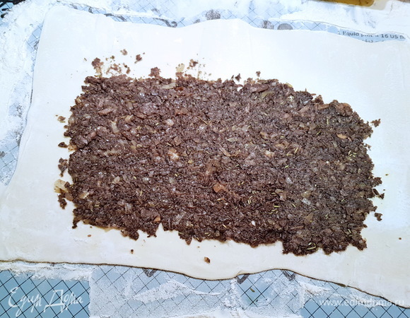 Далее выкладываем обжаренную грибную начинку на тесто.