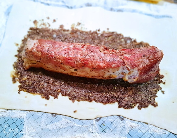 Укладываем поверх грибной начинки обжаренную вырезку.