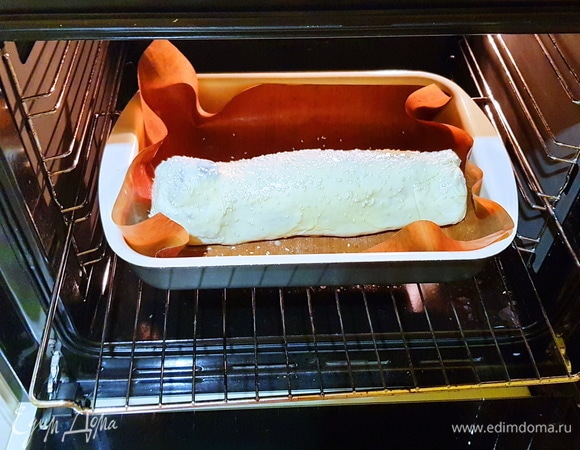 Ставим нашу вырезку в тесте в заранее разогретую до 180°C духовку. Готовность определим по хорошо зажаренной румяной корочке теста. Примерно 25–30 минут.