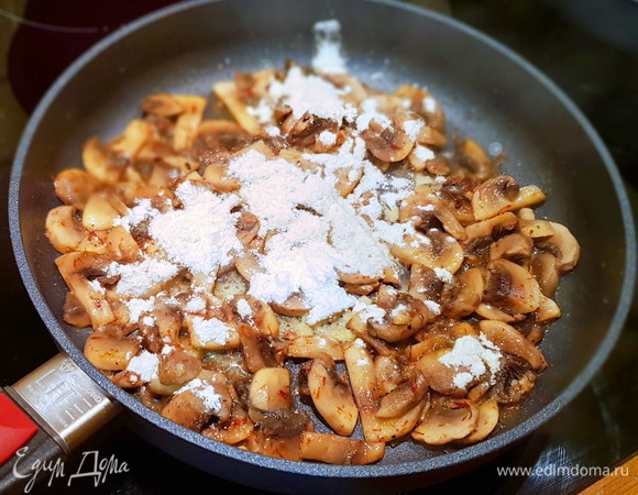 Затем добавляем муку (1,5–2 ст. л.). Перемешиваем и добавляем сливки. Затем увариваем до нужной густоты соуса. Добавляем соль и перец по вкусу. Если соус слишком стал густым, то его можно разбавить кипятком до нужной вам консистенции. Я доводила до средней густоты, чтобы соус служил подушкой для вырезки.