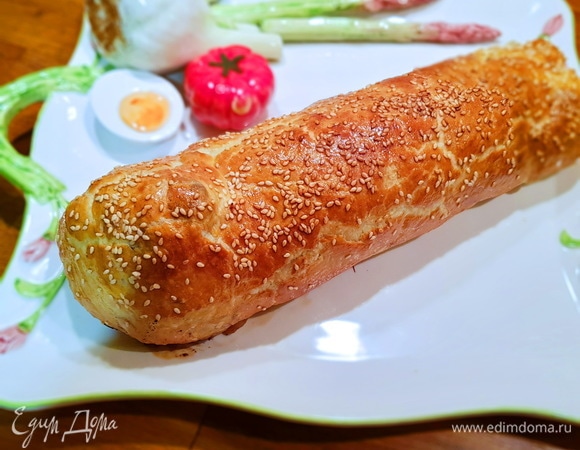 После того как достали вырезку из духовки, начинаем сервировать блюдо. Укладываем на тарелку сначала грибы в соусе бешамель, нарезаем вырезку на порционные кусочки и укладываем поверх соуса.