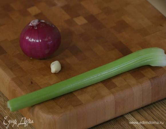 Красную луковицу почистить и слегка надрезать.