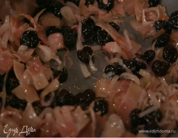 Бекон нарезать маленькими кусочками, добавить в сковороду, посыпать чили и обжарить все до золотистого цвета.