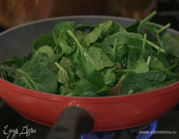 Влить в сковороду бальзамический уксус и немного его выпарить, затем добавить шпинат и, помешивая, дать ему поплыть.