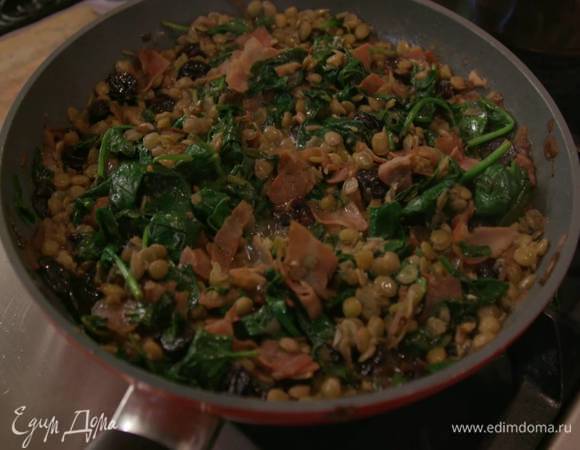 Отваренную чечевицу ложкой переложить в сковороду, все перемешать.