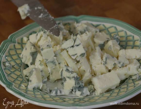 Горгонзолу нарезать маленькими кусочками и посыпать готовую чечевицу.