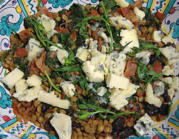 Тархун порвать руками и посыпать чечевицу.