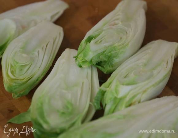 Цикорий разрезать вдоль пополам и выложить в жаропрочную керамическую форму разрезами вверх.