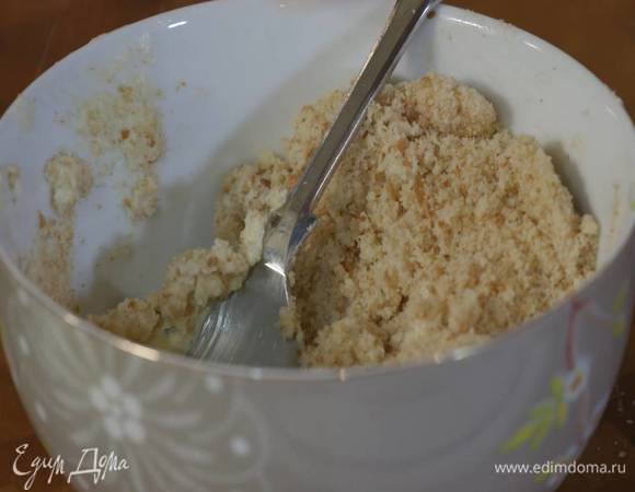 К панировочным сухарям добавить сахар, предварительно размягченное сливочное масло, все посолить, поперчить и растереть ложкой.