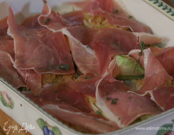 Сбрызнуть горячий цикорий оливковым маслом, уложить на него ломтики ветчины и посыпать листьями тимьяна.