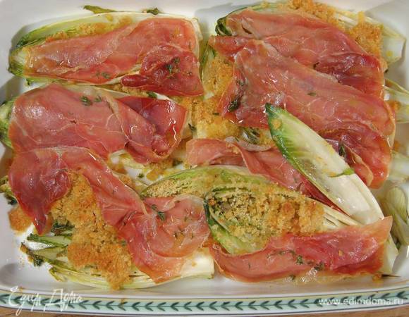 Вернуть цикорий на 5 минут в разогретую духовку, чтобы ветчина слегка поплыла.