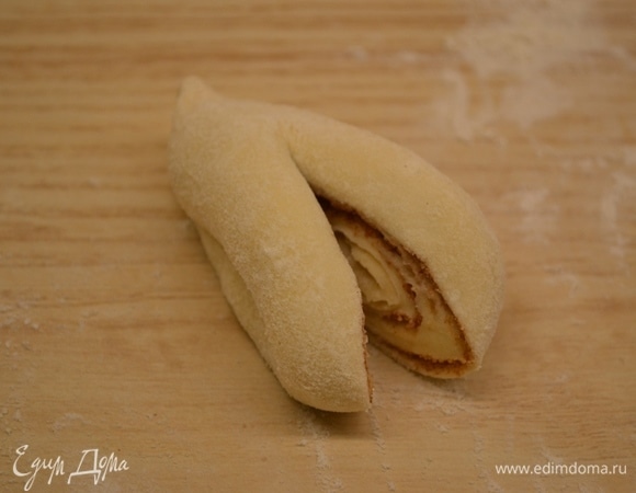 Складываем пополам и надрезаем наполовину.