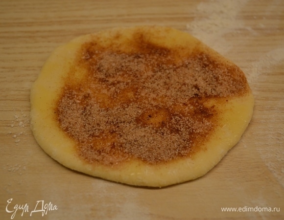 100 г сахара смешиваем с корицей и мускатный орехом. Тесто делим на небольшие кусочки по 50 г, каждый кусочек раскатываем, смазываем растопленным маслом и посыпаем сахаром со специями.