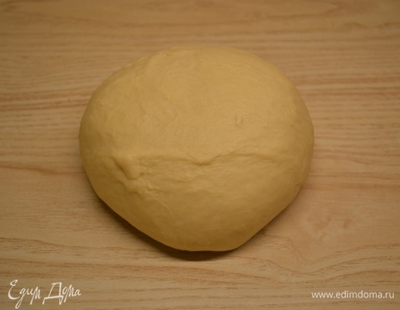 К оставшейся муке добавляем соль, опару, 1 яйцо и 100 г растопленного сливочного масла. Тщательно вымешиваем тесто и убираем в теплое место на 40 минут. Тесто должно увеличиться в два раза. Обминаем и убираем еще на 40 минут.