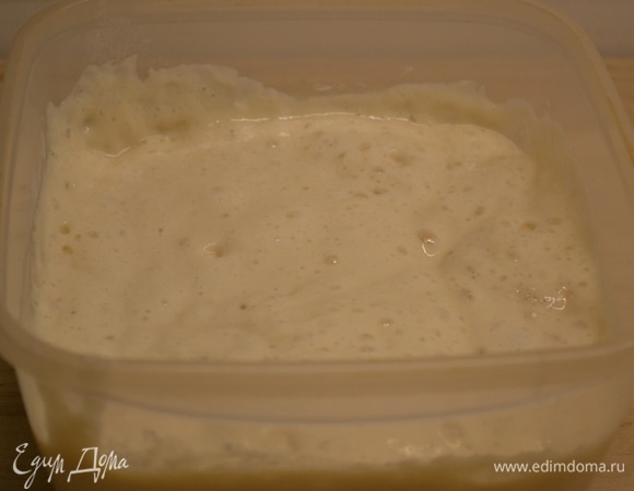 Готовим опару: в теплое молоко добавляем 40 г сахара, дрожжи и 150 г муки. Перемешиваем и убираем в теплое место на 20 минут.