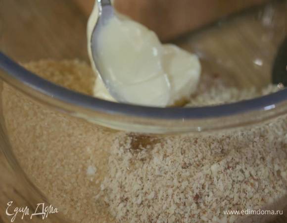 Все орехи измельчить в блендере в мелкую крошку и соединить с оставшимся сахаром, добавить 100 г предварительно размягченного сливочного масла, влить молоко, ванильный экстракт и вымешать все ложкой.