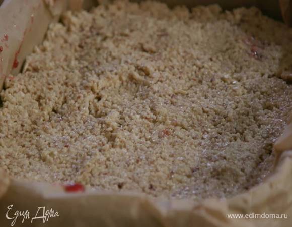 Равномерно выложить ореховую массу поверх джема и отправить противень в разогретую духовку на 45 минут.