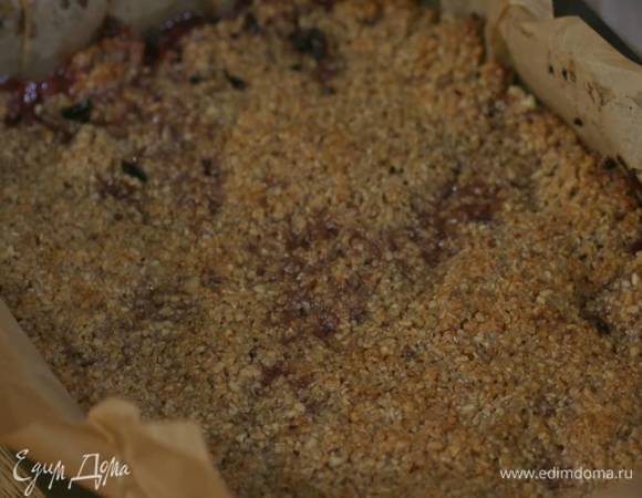 Готовый корж разрезать на батончики прямоугольной формы.