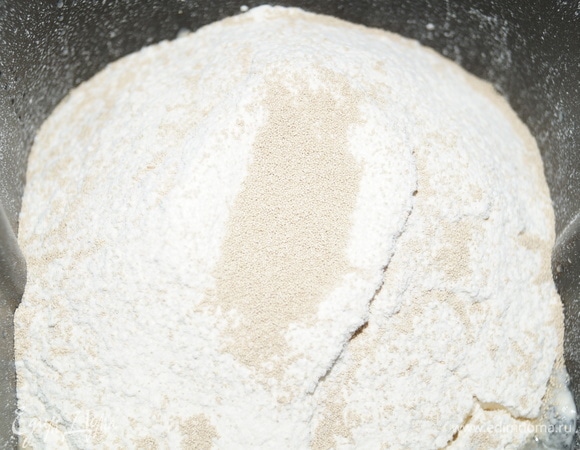 Ингредиенты для теста положила в чашу хлебопечки, муку и дрожжи загрузила последними. Муку просеяла через сито. Включила программу «тесто» на 30 минут. Получилось мягкое эластичное тесто. Завернула в целлофан, положила в холодильник на полчаса.