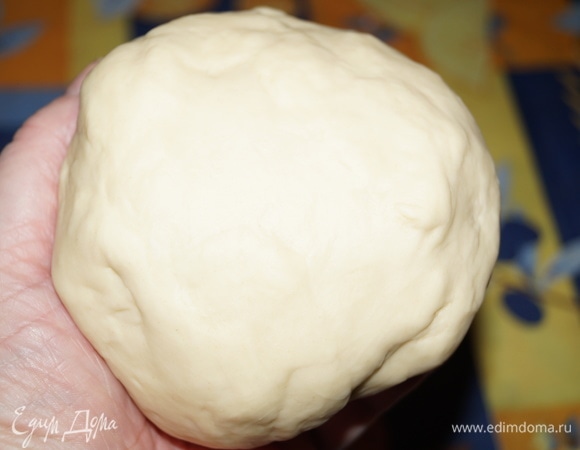 Тесто прекрасно лепилось, к рукам и столу не прилипало. В холодильнике оно подошло. Перед лепкой я скатала его в колобок, разрезала на две части и уже так раскатывала скалкой.