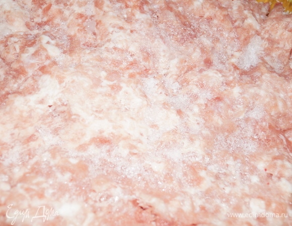 Пока тесто было в холодильнике, я сделала начинку. Фарш разморозила заранее (у меня был в морозилке пропущеный через мясорубку свиной окорок). Лук и чеснок измельчила в блендере, добавила соль, черный молотый перец, воду и хорошенько все перемешала, отбила. Если любите фарш сочнее, добавьте чуть больше воды (100 г).