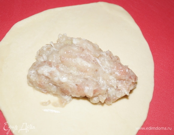 Тесто тонко раскатала скалкой, вырезала большой кружкой круги, в середину каждого положила фарш. Мы любим, когда много начинки.