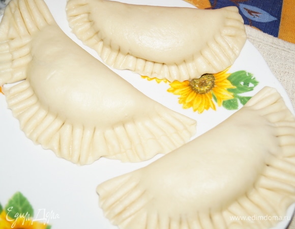 Выкладывала по три штуки на тарелку, делала по шесть штук за раз. Остальные делала после того, как пожарила первые 6 штук.