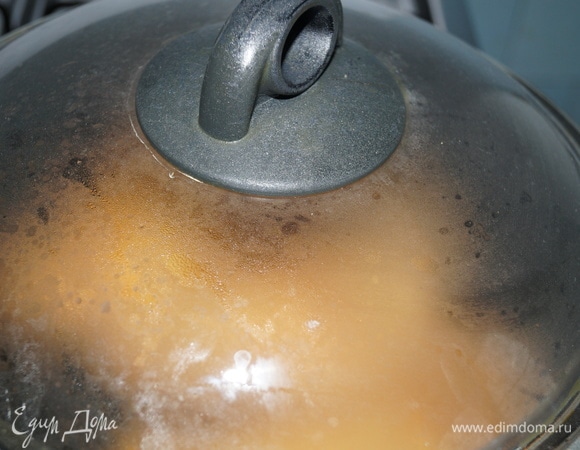 Так как у меня было много фарша, я накрывала сковороду крышкой, чтобы начинка хорошо приготовилась. Так вот и пожарила 12 шт. Еще у меня получилось несколько штук хвороста. Очень вкусный, несладкий, мягкий.